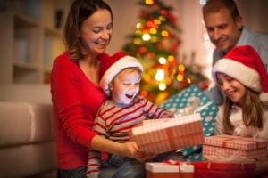 Familie packt an Weihnachten Geschenke aus