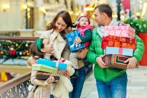 Familie kauft Weihnachtsgeschenke ein