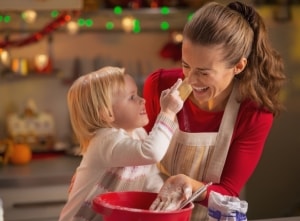 Mutter und Tochter backen Weihnachtskekse