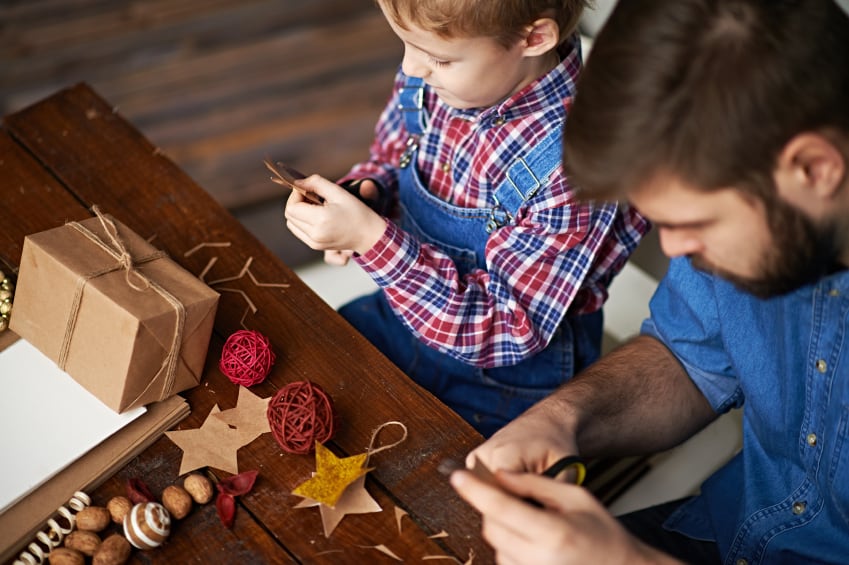 Vater und Sohn basteln zusammen Weihnachtssterne