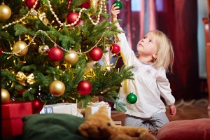 Kind am Weihnachtsbaum