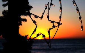 Weihnachtliche Lichterkette am Strand